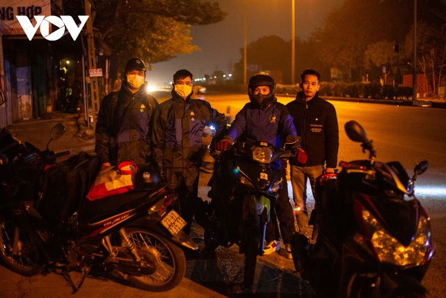 Những đoàn người xuyên đêm chạy xe máy về quê đón Tết - Ảnh 10.