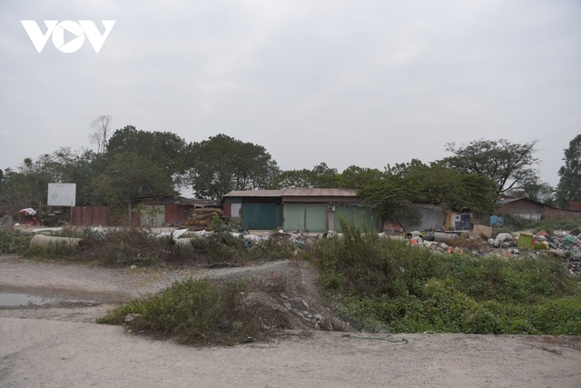 Công trường bỏ hoang ở Hà Nội mất an toàn, ô nhiễm môi trường trong dịp Tết - Ảnh 5.