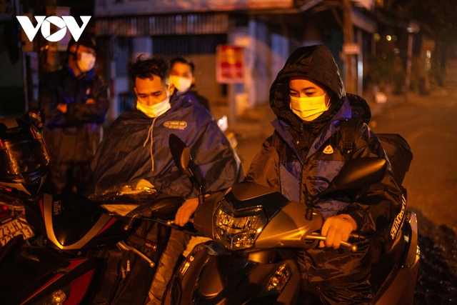 Những đoàn người xuyên đêm chạy xe máy về quê đón Tết - Ảnh 9.