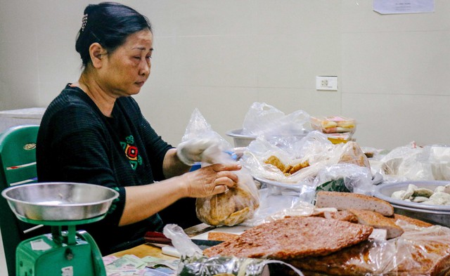 Hàng giò chả 30 năm không dành cho người bận rộn, khách đội mưa xếp hàng nườm nượp - Ảnh 5.