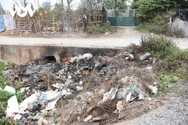 Công trường bỏ hoang ở Hà Nội mất an toàn, ô nhiễm môi trường trong dịp Tết - Ảnh 4.