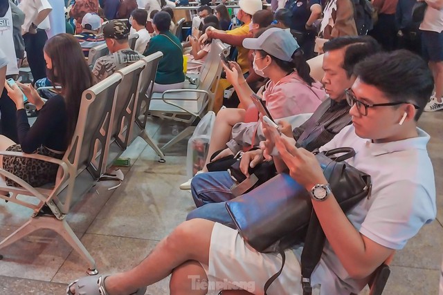 Sân bay Tân Sơn Nhất đông nghịt người đón Việt kiều - Ảnh 3.
