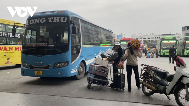 Bến xe ở Hà Nội thưa thớt khách ngày cận Tết, xe xuất bến với 2-3 khách - Ảnh 9.