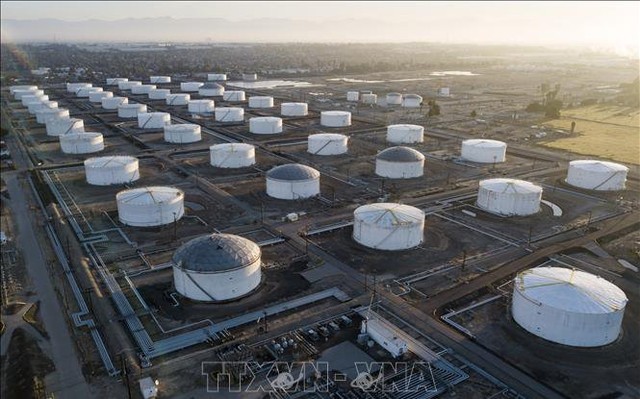 Bể chứa dầu tại kho dự trữ ở Cushing, Oklahoma, Mỹ. Ảnh: AFP/TTXVN
