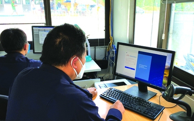 Cán bộ hải quan làm thủ tục trên nền tảng cửa khẩu số ở Lạng Sơn Ảnh: Minh Phong