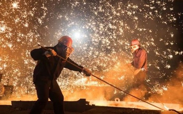 Công nhân làm việc tại một nhà máy thép của Sơn Đông. Ảnh: Reuters