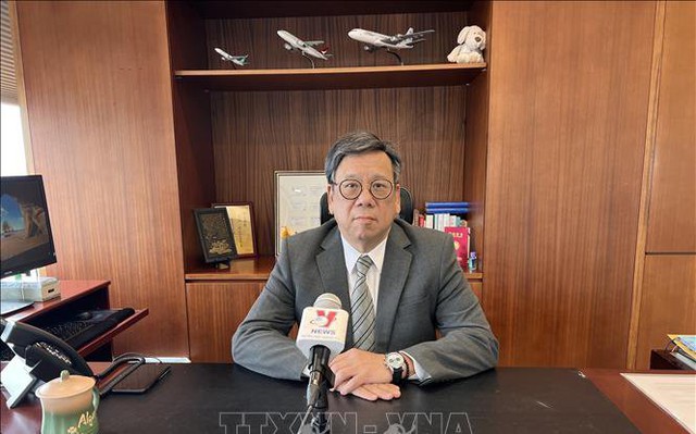 Ông Khâu Ứng Hoa (Algeenon Yau), Cục trưởng Cục phát triển kinh tế và thương mại Hong Kong (Trung Quốc) trả lời phỏng vấn của phóng viên TTXVN. Ảnh: Mạc Luyện/Pv TTXVN tại Hong Kong