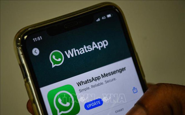 Biểu tượng của ứng dụng WhatsApp trên màn hình điện thoại. Ảnh: AFP/TTXVN