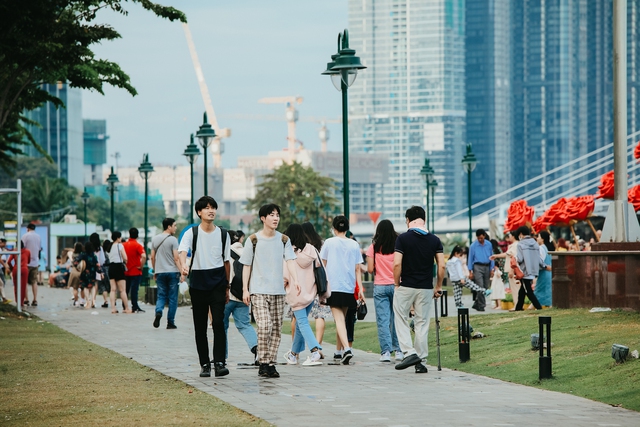 Ngắm TP.HCM trong ngày đầu năm mới: Giới trẻ nhộn nhịp đổ ra đường, nơi đâu cũng ngập tràn áo dài - Ảnh 10.