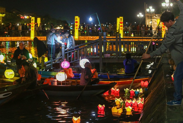  Du khách chen chân xông đất Hội An ngày đầu năm: Đón Tết ở đây thật tuyệt  - Ảnh 9.