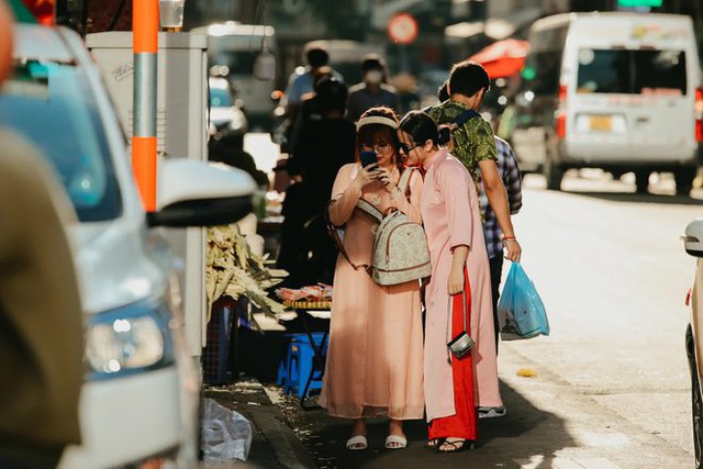 Ngắm TP.HCM trong ngày đầu năm mới: Giới trẻ nhộn nhịp đổ ra đường, nơi đâu cũng ngập tràn áo dài - Ảnh 18.