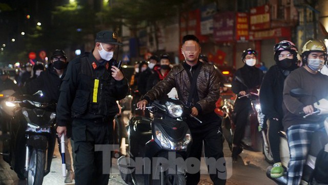 Cảnh sát 141 xử lý nhiều ma men, thanh niên ngổ ngáo diễu phố đêm giao thừa - Ảnh 5.