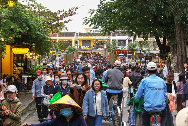  Du khách chen chân xông đất Hội An ngày đầu năm: Đón Tết ở đây thật tuyệt  - Ảnh 17.