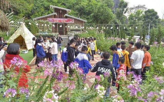 Điểm du lịch Động Tiên Sơn thuộc Khu di tích lịch sử văn hoá Hàm Rồng (phường Hàm Rồng, TP Thanh Hoá) thu hút đông đảo thầy cô, phụ huynh, học sinh tham quan, trải nghiệm.