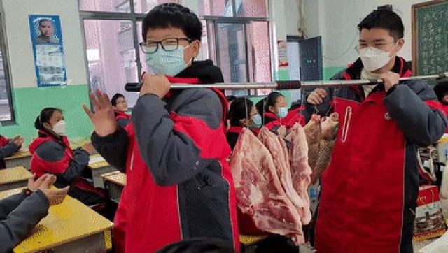 Một trường học thưởng Tết bằng thịt lợn và cá sống cho học sinh có thành tích tốt - Ảnh 1.