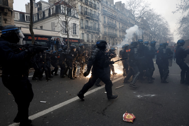 Hơn 1 triệu người Pháp biểu tình phản đối kế hoạch tăng tuổi hưu - Ảnh 3.