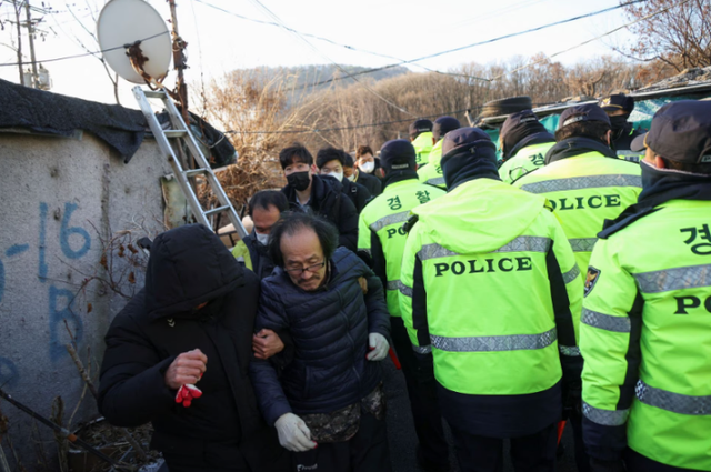 Khoảng 500 người phải sơ tán khỏi đám cháy khu ổ chuột ở Hàn Quốc - Ảnh 2.