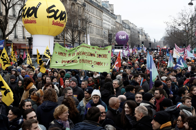 Hơn 1 triệu người Pháp biểu tình phản đối kế hoạch tăng tuổi hưu - Ảnh 1.