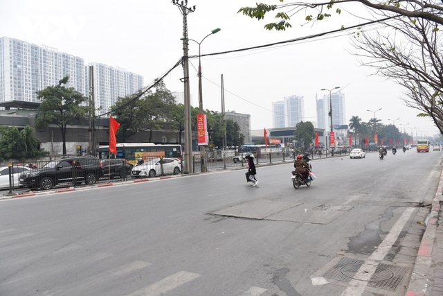 Đường phố Hà Nội vắng hoe chiều 29 Tết - Ảnh 11.