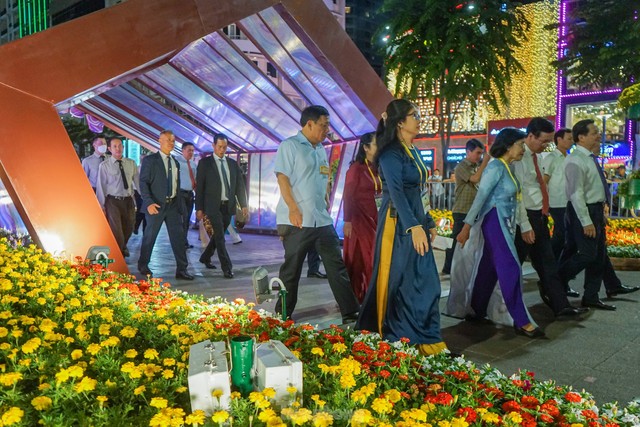 Đường hoa Nguyễn Huệ 2023 chính thức mở cửa, người dân nô nức đến du xuân - Ảnh 8.