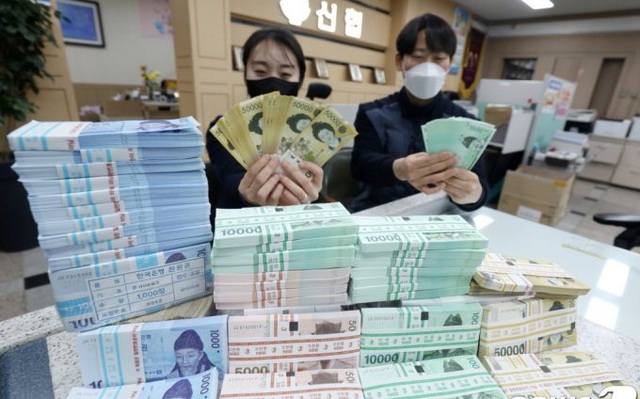 Những tờ tiền mới tại trụ sở chính của Tổ chức Hợp tác tài chính Yangwoo ở thành phố Jeonju, tỉnh Jeonbuk, Hàn Quốc - Ảnh: NEWS1