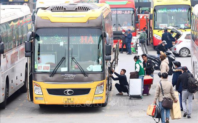 Hành khách đến Bến xe Nước Ngầm rời Hà Nội, chiều 19/1. Ảnh: Hoàng Hiếu/TTXVN