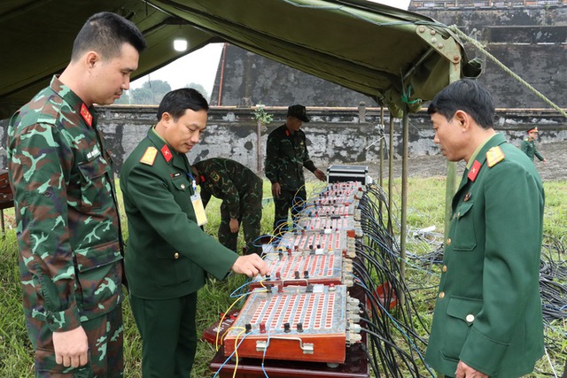 Cận cảnh những giàn pháo hoa sẵn sàng khai hỏa đêm giao thừa - Ảnh 6.