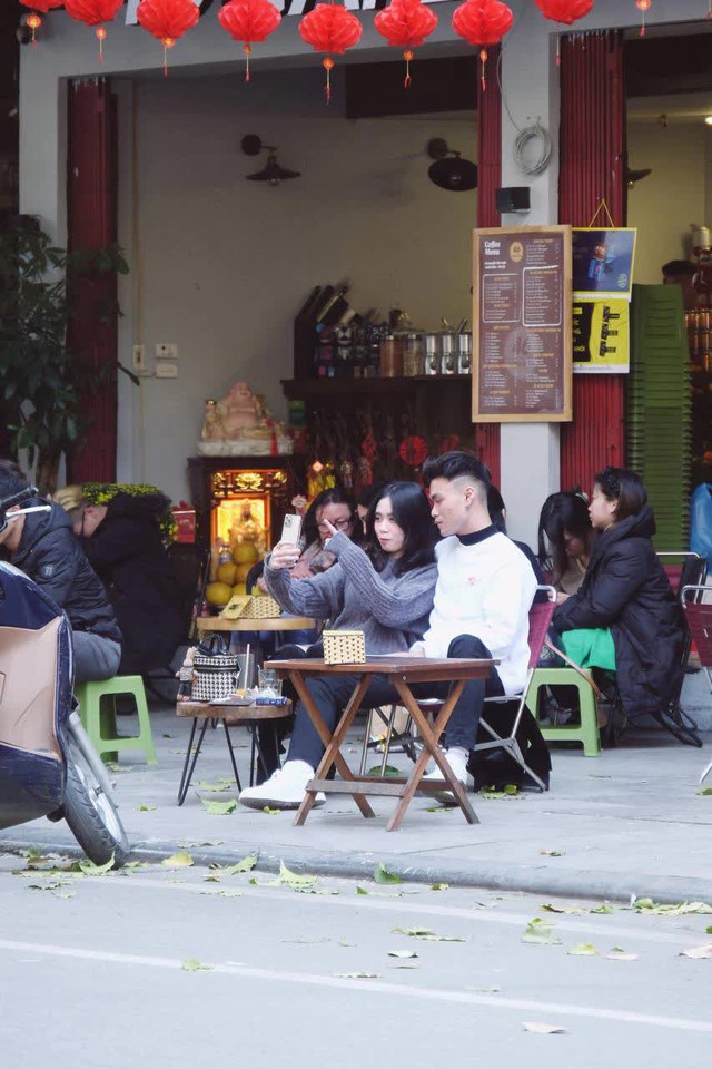 Hà Nội 30 Tết đông nghịt: Dân tình rủ nhau hẹn hò cà phê, không khí háo hức chào đón năm mới ngập tràn khắp muôn nơi - Ảnh 16.