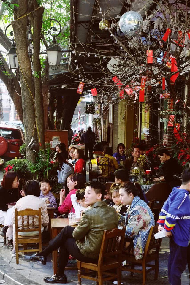 Hà Nội 30 Tết đông nghịt: Dân tình rủ nhau hẹn hò cà phê, không khí háo hức chào đón năm mới ngập tràn khắp muôn nơi - Ảnh 4.