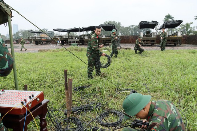 Cận cảnh những giàn pháo hoa sẵn sàng khai hỏa đêm giao thừa - Ảnh 4.