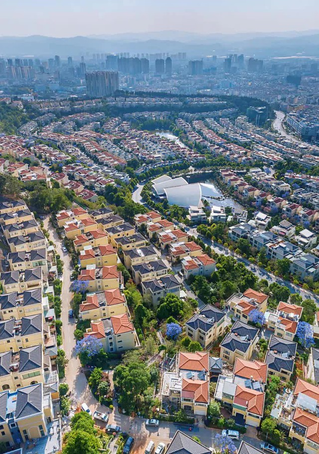 Một doanh nghiệp ở Trung Quốc xây cả khu biệt thự rộng 2.500 mẫu đất làm phúc lợi cho nhân viên: Giảm 40% giá, hưởng cuộc sống vương giả, đến làng đại gia nổi tiếng còn thua xa - Ảnh 3.