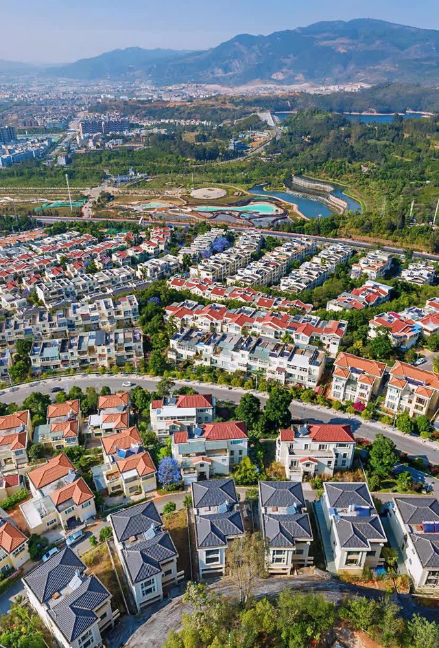 Một doanh nghiệp ở Trung Quốc xây cả khu biệt thự rộng 2.500 mẫu đất làm phúc lợi cho nhân viên: Giảm 40% giá, hưởng cuộc sống vương giả, đến làng đại gia nổi tiếng còn thua xa - Ảnh 2.