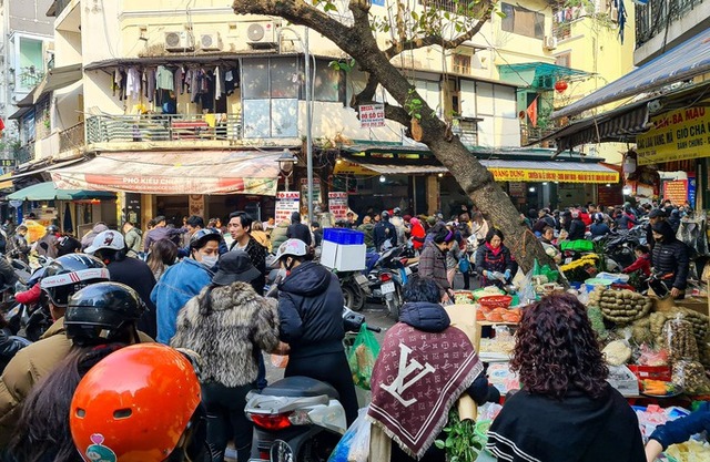 Người dân chen chân mua gà ngậm hoa hồng tại chợ nhà giàu - Ảnh 7.