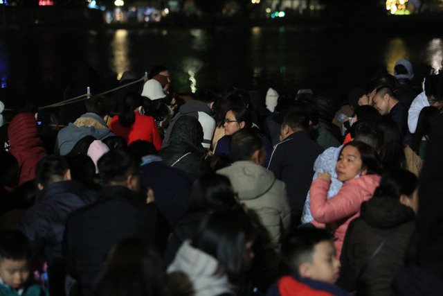 Hàng ngàn người chờ đợi màn bắn pháo hoa tại hồ Gươm - Ảnh 3.