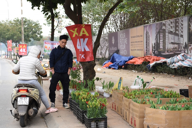 Hàng Tết ế ẩm, người buôn bán ồ ạt xả hàng vẫn vắng khách - Ảnh 10.