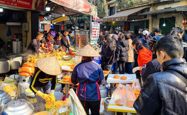 Người dân chen chân mua gà ngậm hoa hồng tại chợ nhà giàu - Ảnh 6.