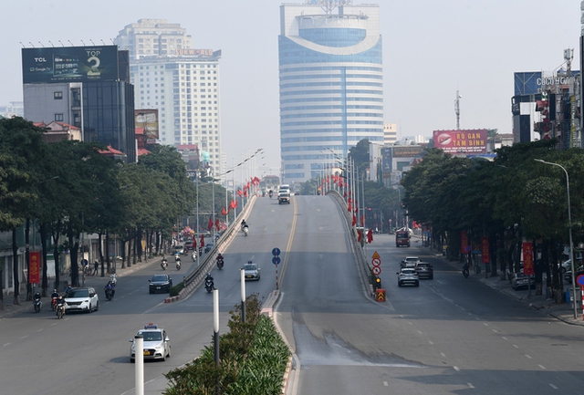  Những tuyến phố Hà Nội hằng ngày đông đúc bỗng yên bình trong ngày 30 Tết - Ảnh 7.