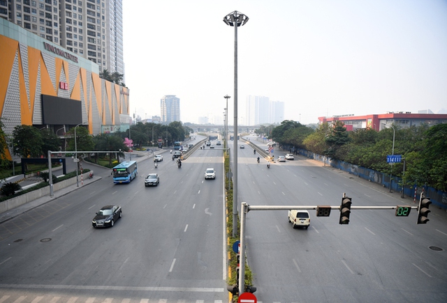  Những tuyến phố Hà Nội hằng ngày đông đúc bỗng yên bình trong ngày 30 Tết - Ảnh 6.