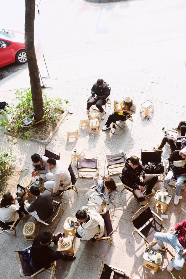 Hà Nội 30 Tết đông nghịt: Dân tình rủ nhau hẹn hò cà phê, không khí háo hức chào đón năm mới ngập tràn khắp muôn nơi - Ảnh 10.