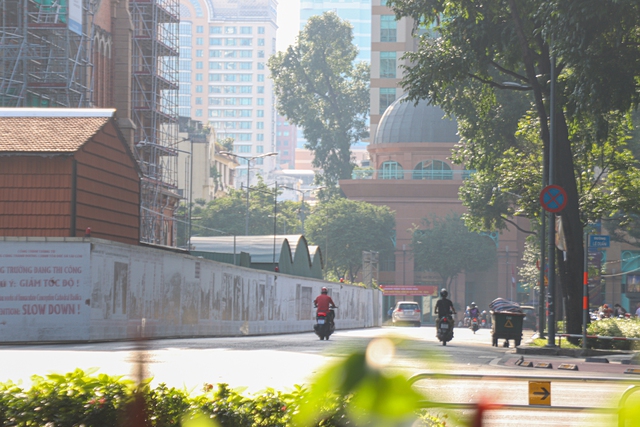  Thành phố Hồ Chí Minh vắng vẻ vào sáng 30 Tết - Ảnh 2.