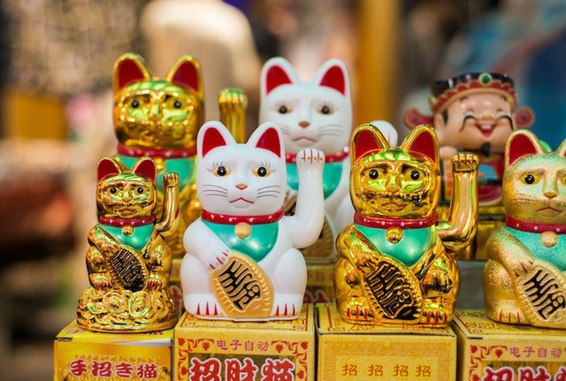 Maneki-neko: Tượng mèo may mắn nổi tiếng của Nhật Bản và câu chuyện ít người biết về nguồn gốc ra đời - Ảnh 2.