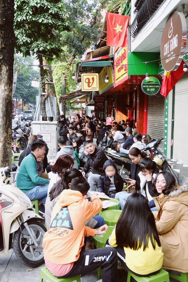 Hà Nội 30 Tết đông nghịt: Dân tình rủ nhau hẹn hò cà phê, không khí háo hức chào đón năm mới ngập tràn khắp muôn nơi - Ảnh 8.