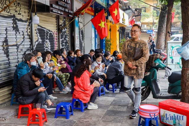 Người dân ồ ạt đổ về các điểm du xuân ở Hà Nội trong ngày đầu năm mới - Ảnh 11.