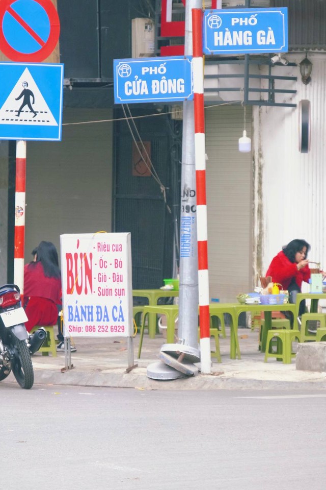 Mới mùng 1 Tết, dân tình Hà Nội đã tấp nập rủ nhau đi ăn bún riêu vỉa hè - Ảnh 11.