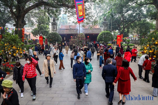 Người dân ồ ạt đổ về các điểm du xuân ở Hà Nội trong ngày đầu năm mới - Ảnh 2.
