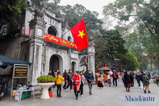 Người dân ồ ạt đổ về các điểm du xuân ở Hà Nội trong ngày đầu năm mới - Ảnh 1.