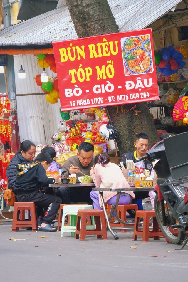 Mới mùng 1 Tết, dân tình Hà Nội đã tấp nập rủ nhau đi ăn bún riêu vỉa hè - Ảnh 1.