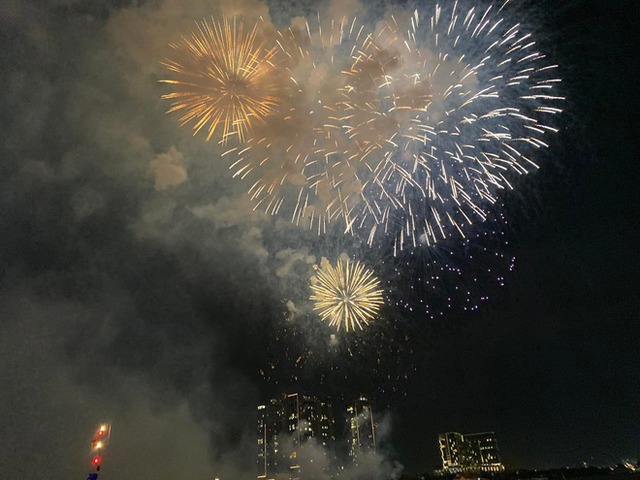  Pháo hoa rực rỡ bầu trời chào đón năm mới Quý Mão 2023 - Ảnh 25.
