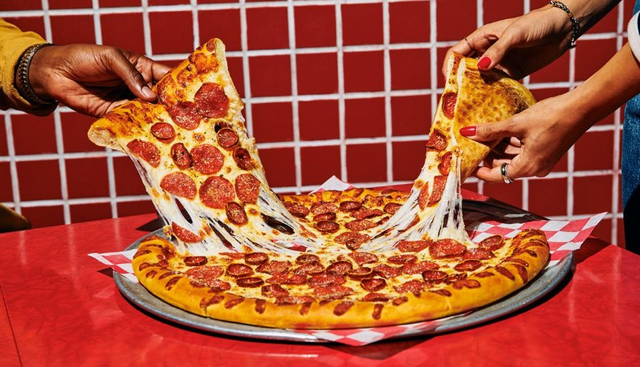 Hãng pizza đình đám tung phiên bản pizza siêu to khổng lồ khiến người dùng thích thú, chỉ mở bán duy nhất tại một quốc gia này - Ảnh 1.