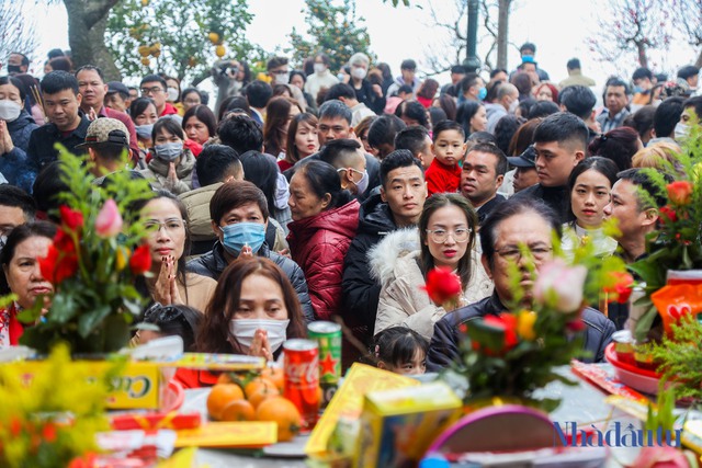 Người dân ồ ạt đổ về các điểm du xuân ở Hà Nội trong ngày đầu năm mới - Ảnh 9.